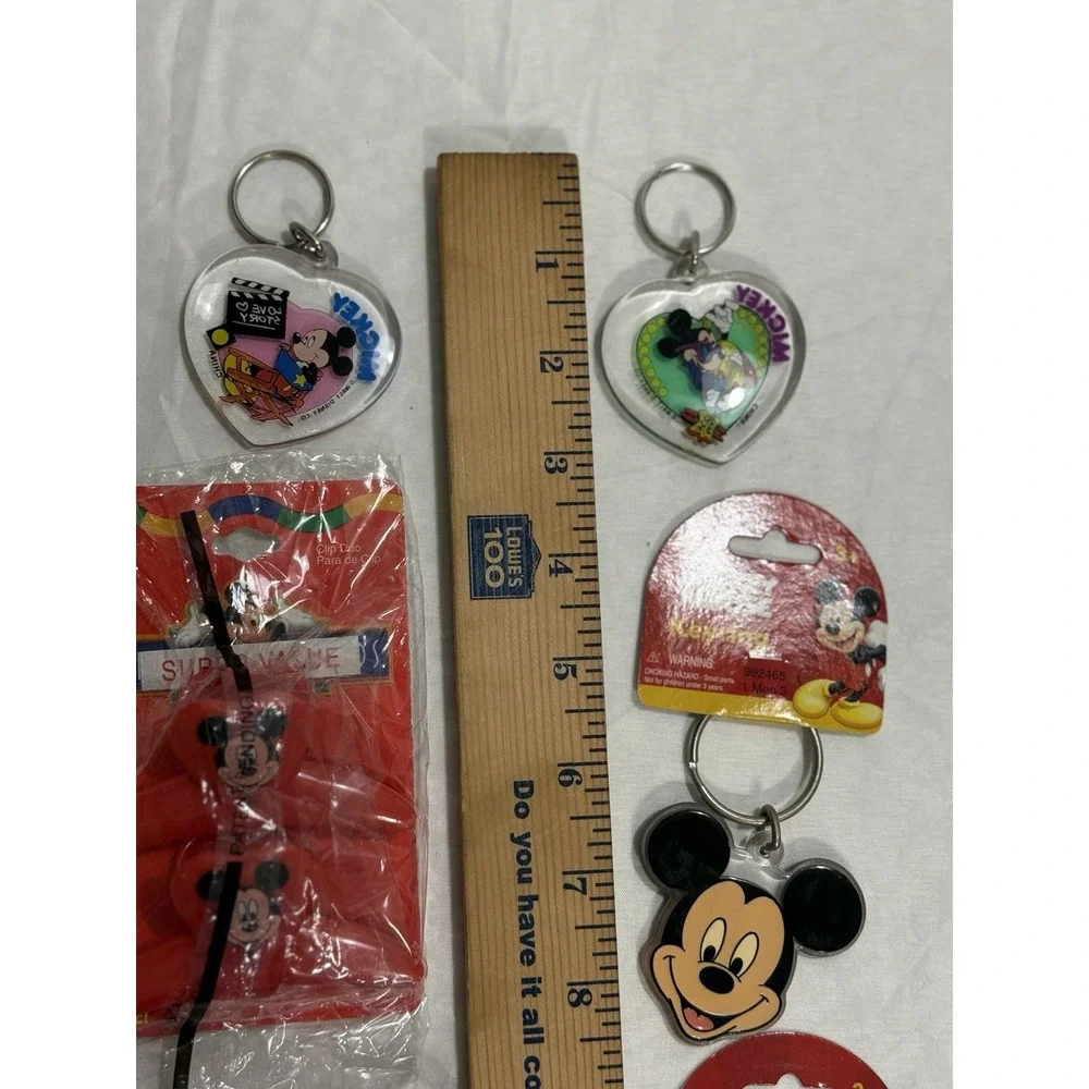 Mickey Mouse‎ Lot of  12 Vintage Figurine Keychains And 1996 Metal Tin And Clips
